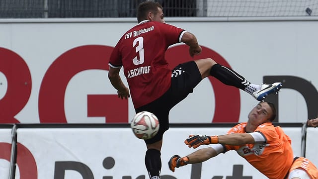 Fürths Amateur-Torhüter Bastian Lerch prallt mit Buchbachs Stefan Alschinger zusammen. Fürths Amateur-Torhüter Bastian Lerch prallt mit Buchbachs Stefan Alschinger zusammen.