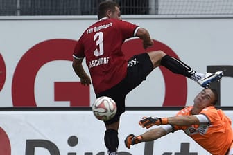 Fürths Amateur-Torhüter Bastian Lerch prallt mit Buchbachs Stefan Alschinger zusammen.