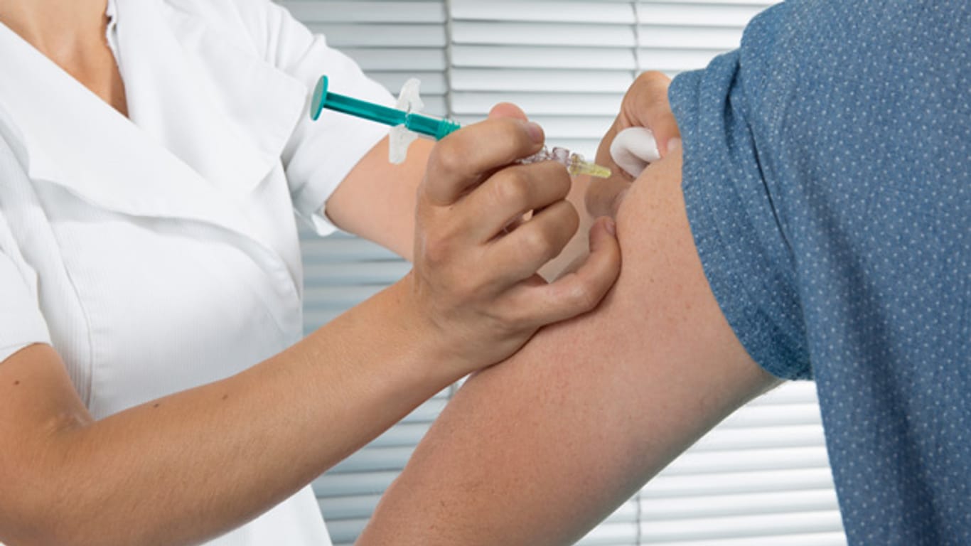 Mit einer Impfung können Sie sich gegen Typhus schützen.