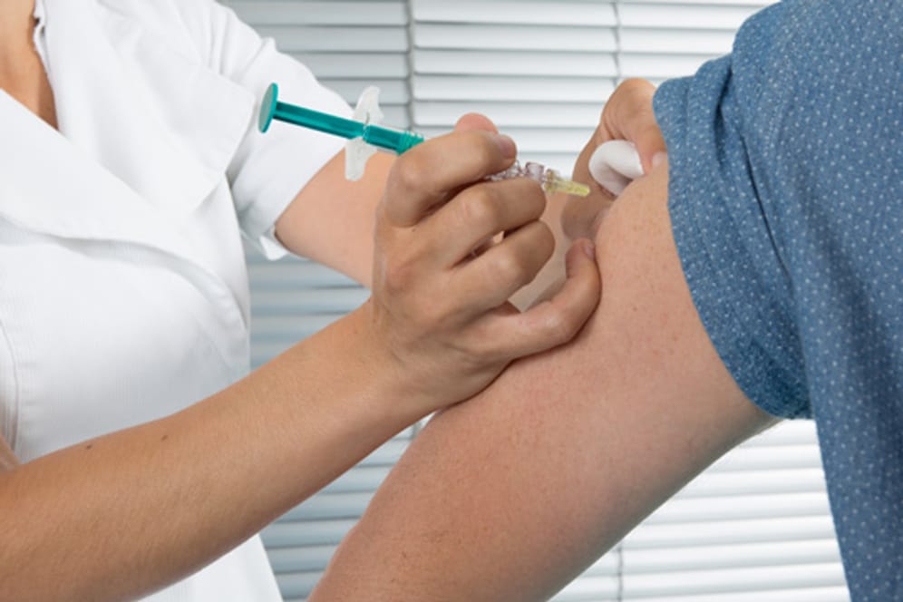 Mit einer Impfung können Sie sich gegen Typhus schützen.