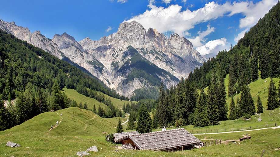 Bergpanorama bei der Bindalm im Nationalpark Berchtesgaden. Hier erleben Urlauber die Welt des Hochgebirges.