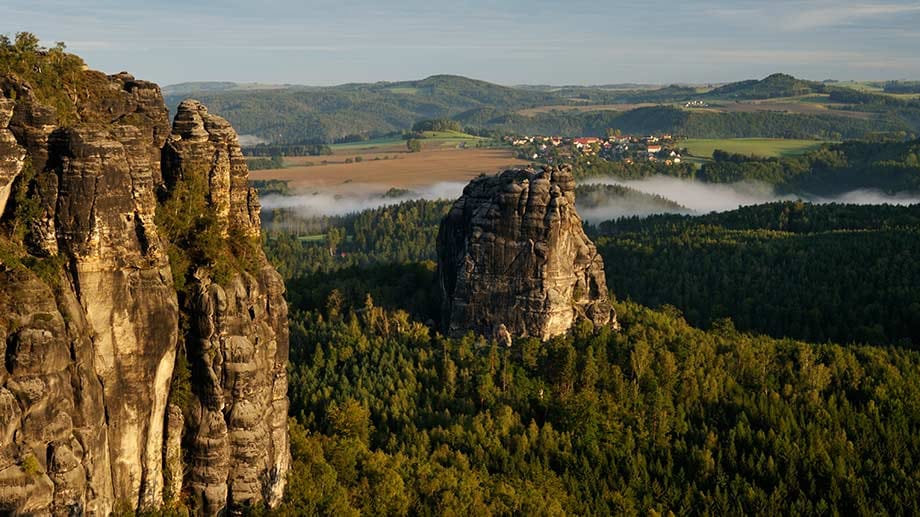 Die Sandsteinfelsen im Nationalpark Sächsische Schweiz locken besonders Kletterer.