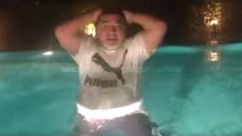 Diego Maradona erzählt im Pool von seinen Kinderwünschen. Diego Maradona erzählt im Pool von seinen Kinderwünschen.