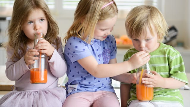 Kleinkinder: Alleine trinken ist keim Problem - jedenfalls für die meisten Mädchen.