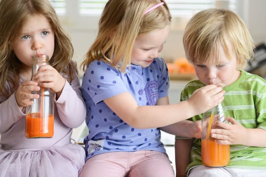 Kleinkinder: Alleine trinken ist keim Problem - jedenfalls für die meisten Mädchen.