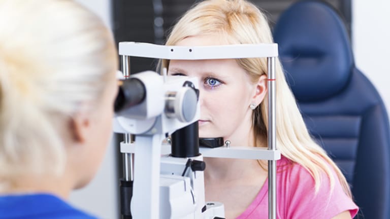Wenn Sie Symptome wie Lichtblitze oder schwarze Punkte im Sichtfeld wahrnehmen, sollten Sie umgehend einen Augenarzt aufsuchen. Es könnte sich um eine Netzhautablösung handeln.