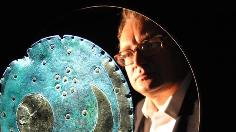 Der Archäologe Harald Meller betrachtet die Himmelsscheibe von Nebra. Möglicherweise wurde nun das Grab ihres Besitzers entdeckt.
