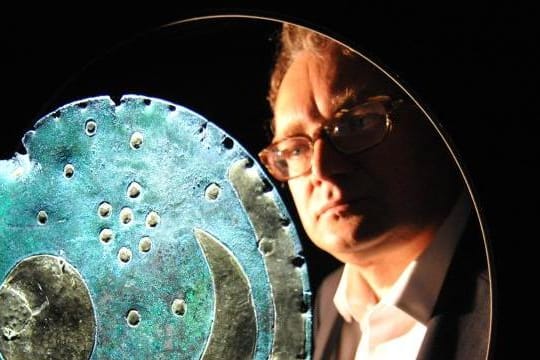 Der Archäologe Harald Meller betrachtet die Himmelsscheibe von Nebra. Möglicherweise wurde nun das Grab ihres Besitzers entdeckt.