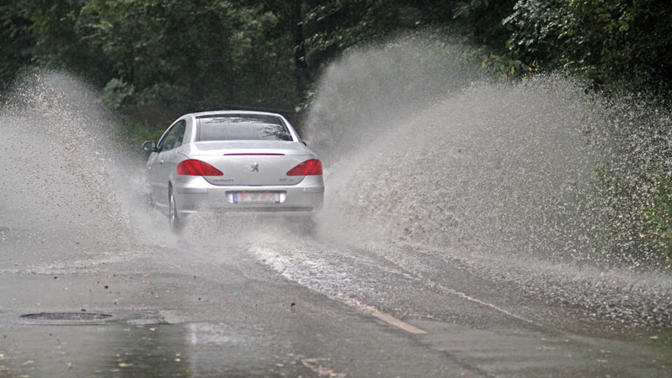 Aquaplaning: Auf nassen Straße kann das Auto unkontrollierbar werden.