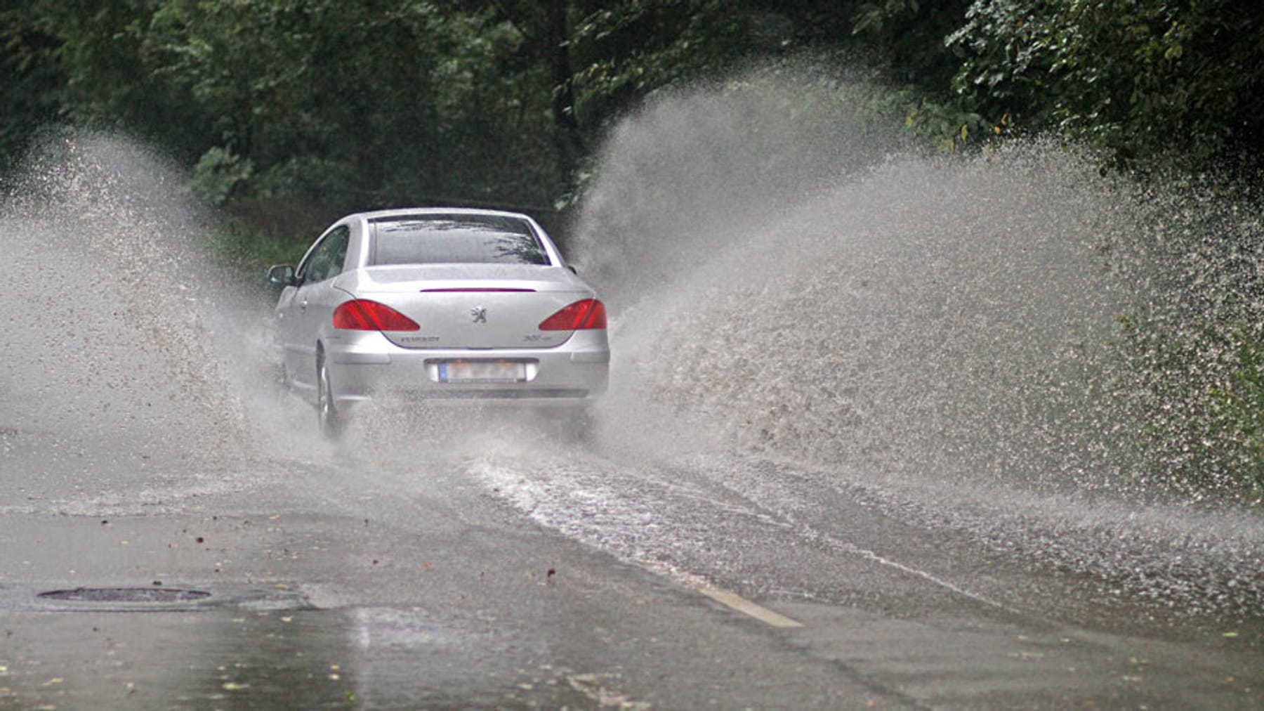 Aquaplaning So verhalten sich Autofahrer bei nasser Fahrbahn richtig