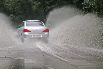 Aquaplaning: Auf nassen Straße kann das Auto unkontrollierbar werden.