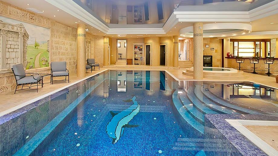 Doch damit noch nicht genug. Die Kundschaft von Remus hat Extrawünsche: "Viele meiner Kunden wünschen ein separates Gästehaus, eine Angestelltenwohnung, einen Spa-Bereich mit Sauna, Fitness und Indoorpool." Doch damit noch nicht genug. Die Kundschaft von Remus hat Extrawünsche: "Viele meiner Kunden wünschen ein separates Gästehaus, eine Angestelltenwohnung, einen Spa-Bereich mit Sauna, Fitness und Indoorpool."