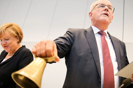 Vor der Griechenland-Abstimmung im Bundestag werben Fraktionschef Kauder und Kanzlerin Merkel bei den Abgeordneten der Union für den Kurs der Regierung.