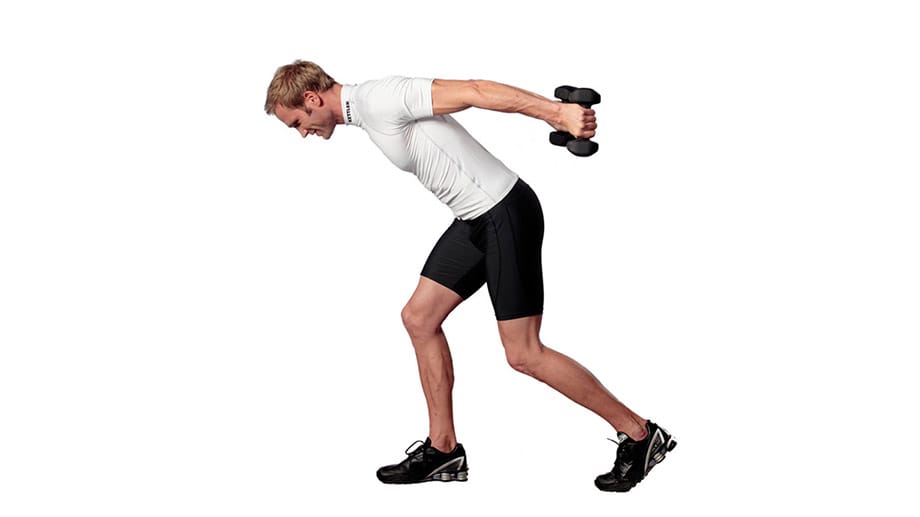 So trainieren Sie den Trizeps: Einbeiniger Kniestand, Arm mit dem Gewicht maximal nach hinten führen und dabei den Arm möglichst nahe am Körper halten.