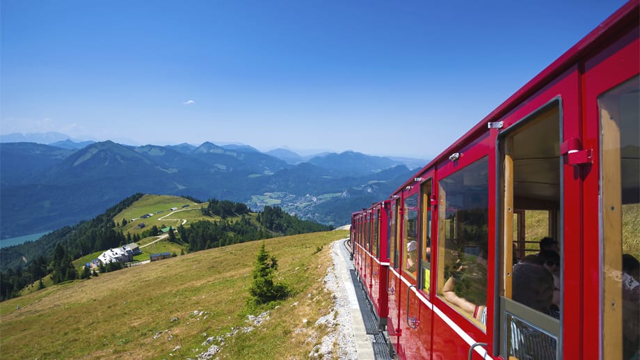 Die Schafbergbahn ist die steilste Dampf-Zahnradbahn Österreichs und fährt seit 1893 von St. Wolfgang im Salzkammergut auf den über 1700 Meter hohen Schafberg.