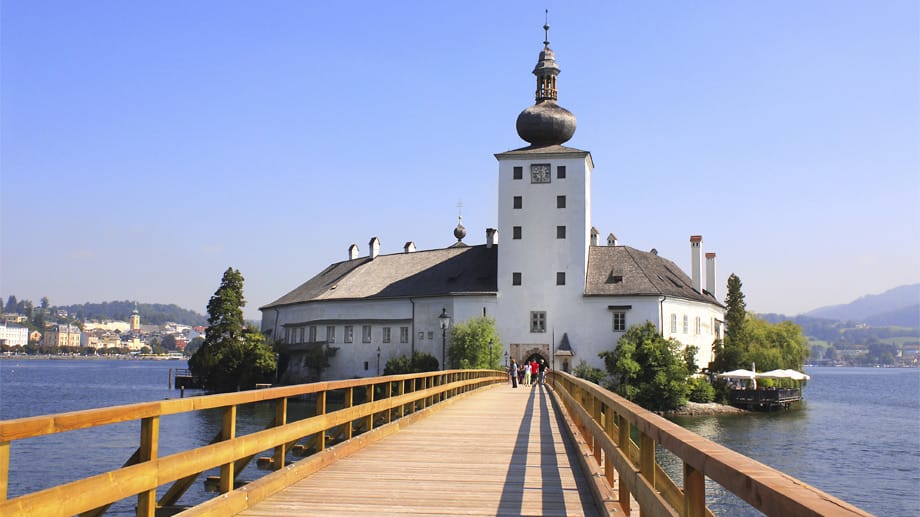 Der Traunsee ist mit 191 Metern der tiefste See Österreichs. Das Seeschloss Ort ist ein besonders schöner Ort.