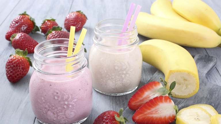 Zwei einfache Smoothies sind die Bananenmilch oder der Erdbeershake. Im Sommer lassen sich die Getränke hervorragend mit Buttermilch oder mit einem Klecks Joghurt zubereiten. So erhalten sie einen frischen, leicht säuerlichen Geschmack. Dabei sollten Sie darauf achten, dass die Milch gut gekühlt ist. Alternativ können Sie auch Eiswürfel hinzufügen.