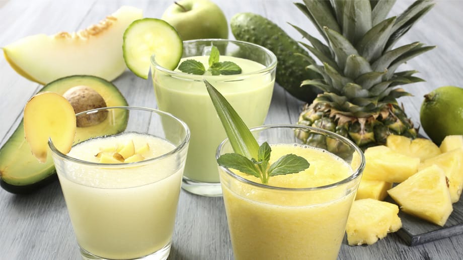 Die Ananas bildet eine gute Grundlage für saftige Smoothies, da sie kalorienarm und sehr vitaminreich ist. Die Frucht enthält das wertvolle Enzym Bromelain, das sich positiv auf den Stoffwechsel auswirkt. Kombinieren Sie Ihre Smoothies mit Avocado, Limette, Apfel oder Gurke und schmecken Sie die Drinks mit Ingwer ab.