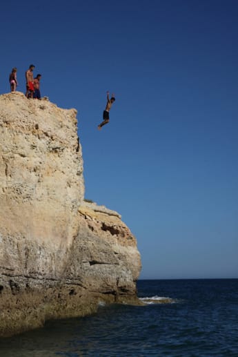Der Praia de Carvalho ist bei Klippenspringern beliebt - sie springen aus bis zu 12 Metern Höhe ins Meer.
