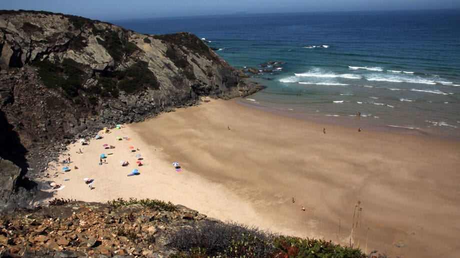 Strand für Surfer: Die Wellen am Praia do Amado sind sehr abwechslungsreich, hier können sich Laien und Könner auf den Brettern versuchen.