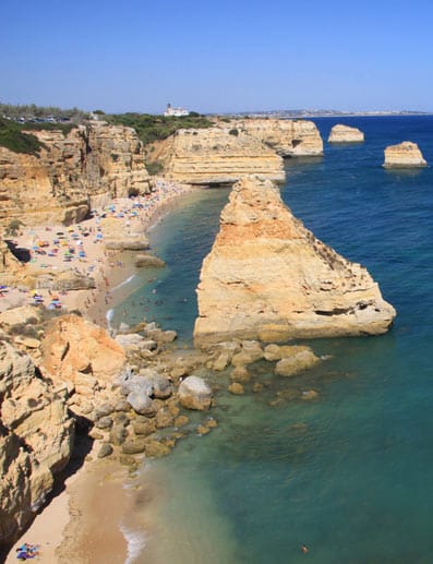 Der Praia Marinha gilt wegen seiner imposanten Felsklippen als besonderes Schmuckstück der Algarve.