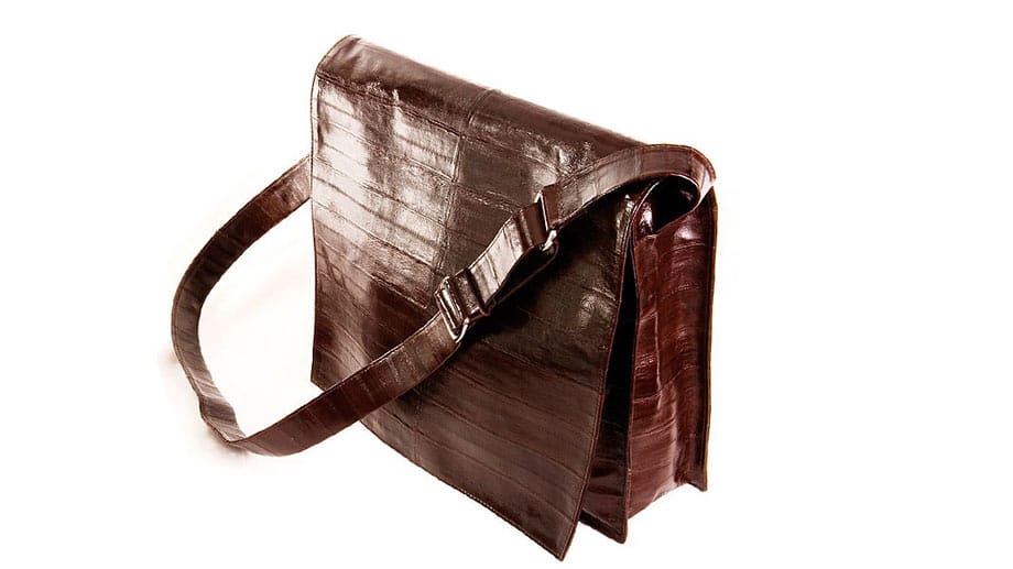 Nicht einfach nur eine Tasche: Aufwendig verarbeitete schmales Aallederstreifen schmücken diese Tasche von Breton (für 399 Euro).