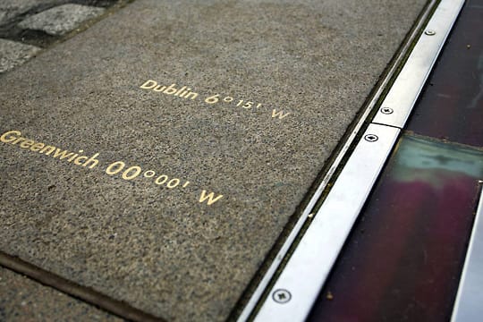 Im 19. Jahrhundert bestimmten Forscher im Londoner Stadtteil Greenwich den Nullmeridian. Wie man heute weiß, lagen sie dabei einige Meter zu weit westlich.