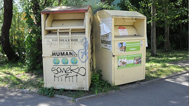 Altkleidercontainer: Seriöse Sammelstellen für Altkleidung sind unter anderem an bestimmten Labeln zu erkennen. (Symbolbild)