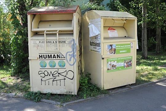 Altkleidercontainer: Seriöse Sammelstellen für Altkleidung sind unter anderem an bestimmten Labeln zu erkennen. (Symbolbild)