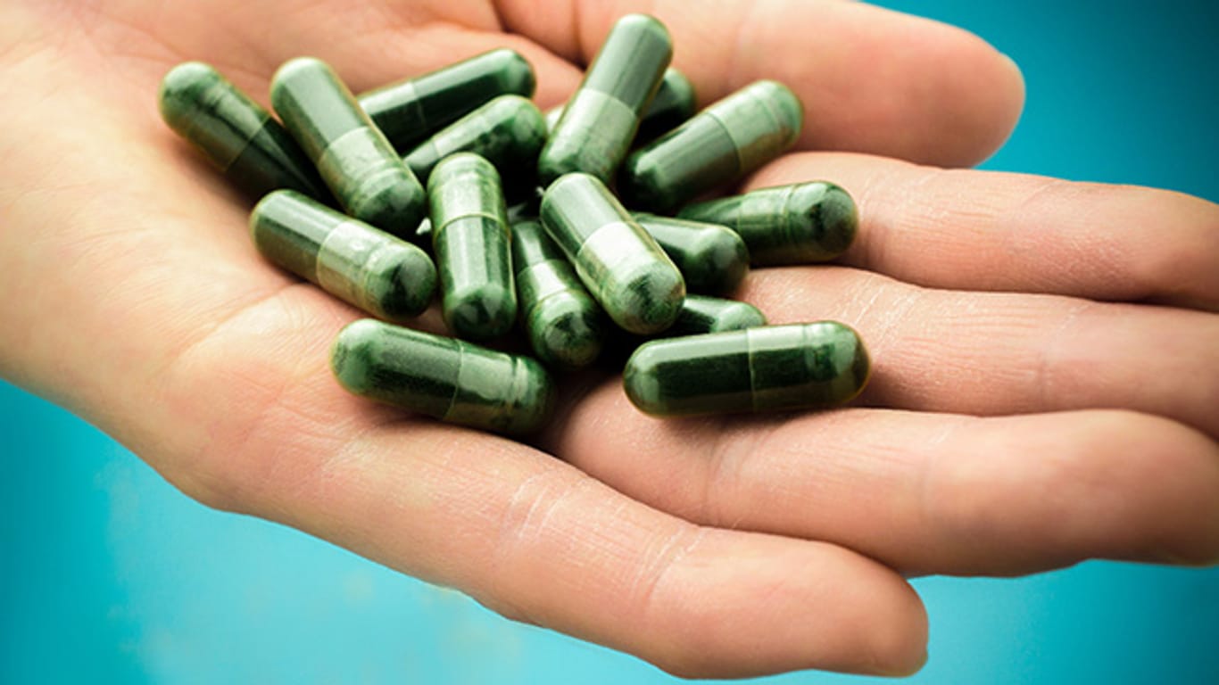 Getrocknetes Algenpulver wird in solchen Kapseln oder zu Tabletten gepresst verkauft.