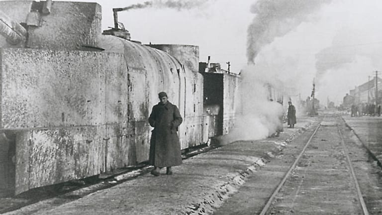 Ein Panzerzug an der Ostfront: Zwei Männer haben angeblich unter der Erde einen Nazi-Schatz entdeckt.