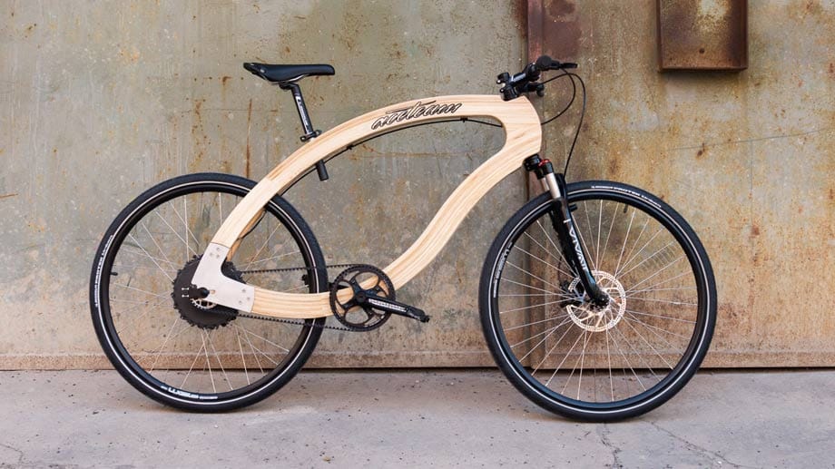Ein Berliner Unternehmen hat mit dem Wooden E-Bike ein besonderes Modell aus Holz im Programm. Das hölzerne E-Bike von Aceteam wird in einer Kleinserie produziert und ab 3.600 Euro verkauft.