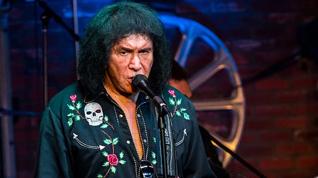 Während Gene Simmons auf Tour war, wurde seine Internetverbindung für illegale Aktivitäten benutzt.