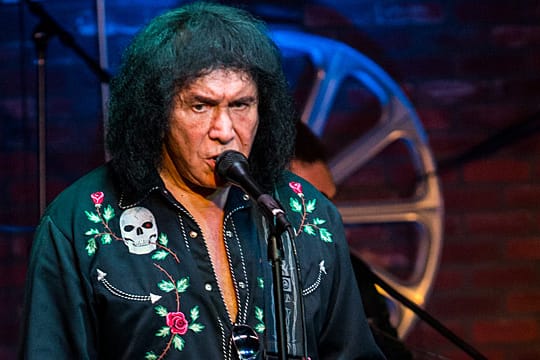 Während Gene Simmons auf Tour war, wurde seine Internetverbindung für illegale Aktivitäten benutzt.