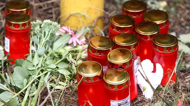 Kerzen an dem Ort, an dem der 29-Jährige in Eschweiler ermordet wurde.