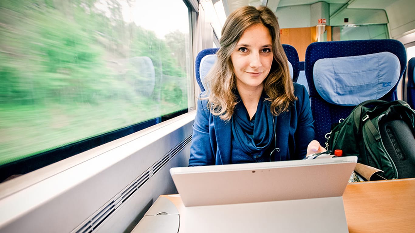 Keine Wohnung, dafür eine Bahncard: Leonie Müller sitzt in der Bahn an ihrem tragbaren Computer auf der Strecke zwischen Köln und Stuttgart.