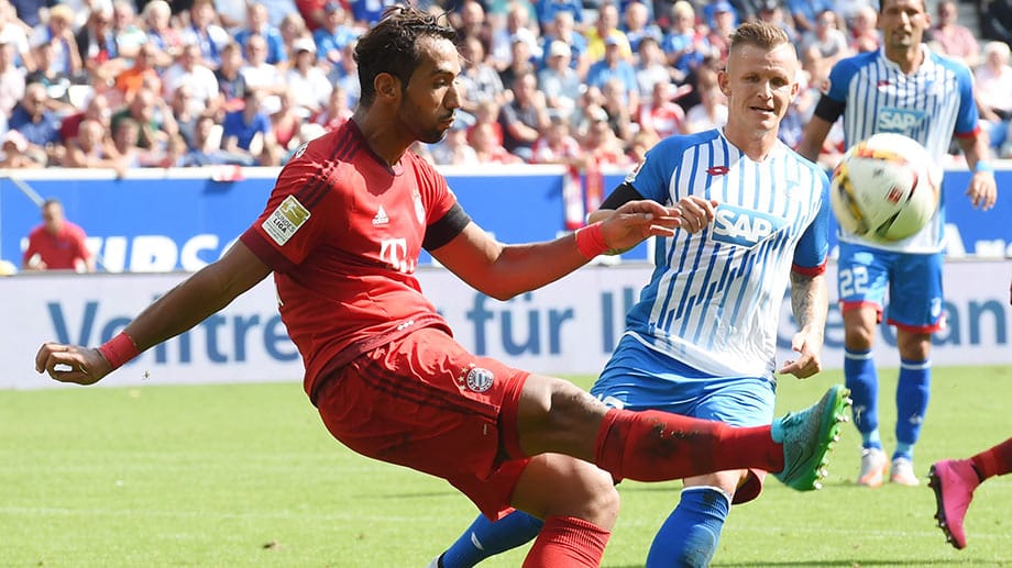 Bayern-Verteidiger Medhi Benatia (li.) klärt vor dem Hoffenheimer Jonathan Schmid.