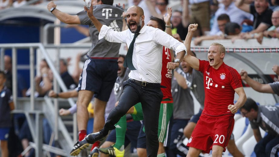 Bayern-Coach Pep Guardiola macht nach dem Siegtor Freudensprünge. Bayern-Coach Pep Guardiola macht nach dem Siegtor Freudensprünge.