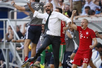 Bayern-Coach Pep Guardiola macht nach dem Siegtor Freudensprünge.