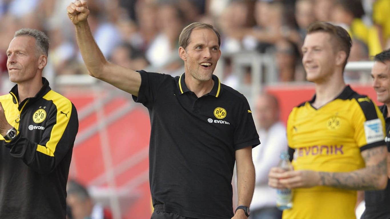 BVB-Trainer Thomas Tuchel (li.) und Marco Reus freuen sich über den Sieg in Ingolstadt.