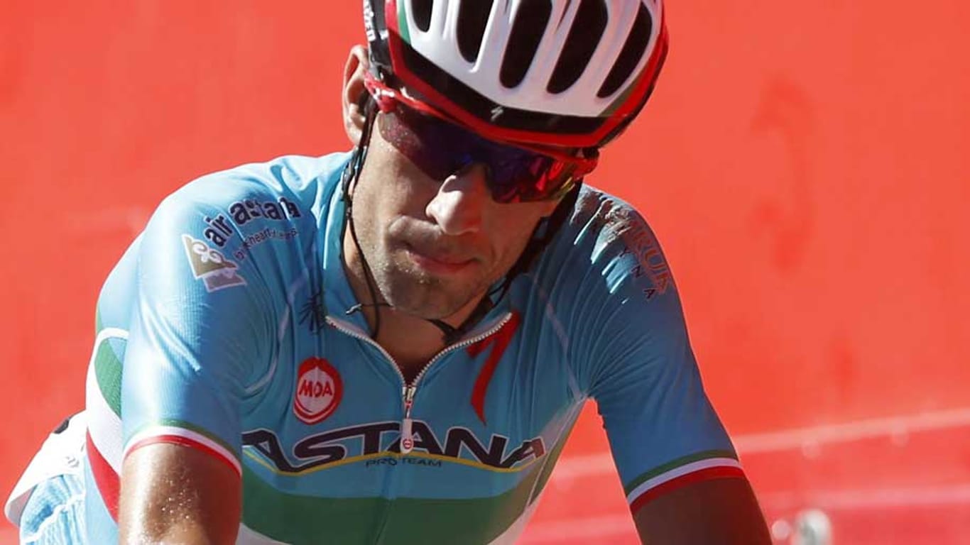 Hat sich nach einem Sturz vom Teamfahrzeug ziehen lassen: Vincenzo Nibali vom Team Astana.