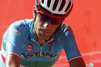 Hat sich nach einem Sturz vom Teamfahrzeug ziehen lassen: Vincenzo Nibali vom Team Astana.