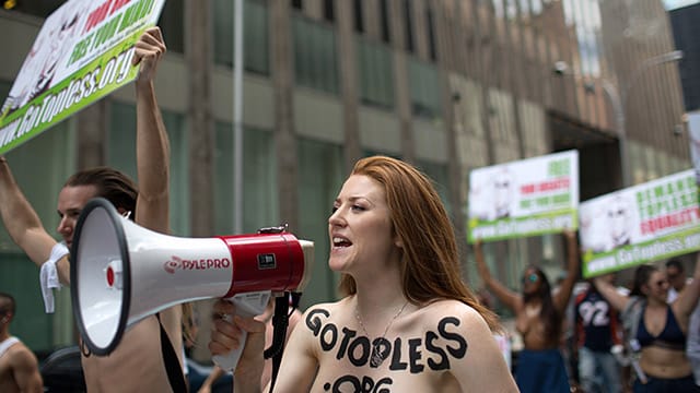 Am Wochenende demonstrierten Dutzende New Yorker mit freiem Oberkörper für mehr Frauenrechte. Am Wochenende demonstrierten Dutzende New Yorker mit freiem Oberkörper für mehr Frauenrechte.