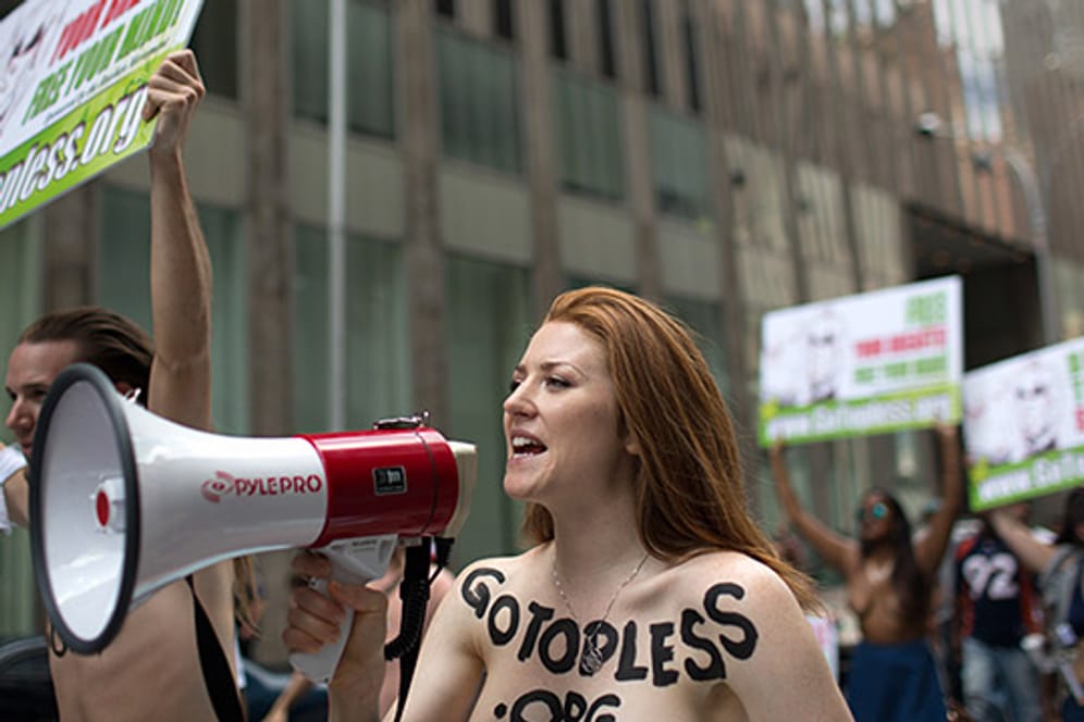 Am Wochenende demonstrierten Dutzende New Yorker mit freiem Oberkörper für mehr Frauenrechte.