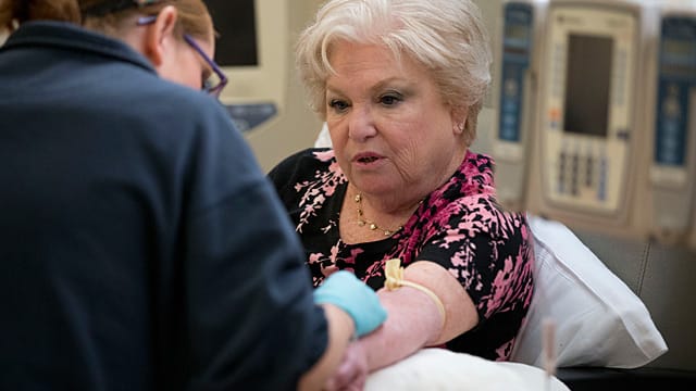 Judith Bernstein erhält in einem Krankenhaus in Philadelphia eine Chemotherapie.