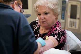 Judith Bernstein erhält in einem Krankenhaus in Philadelphia eine Chemotherapie.