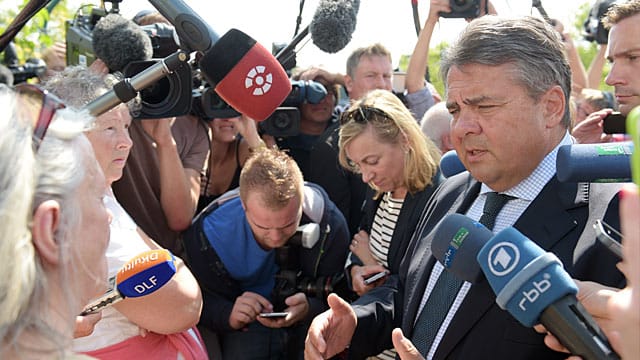 Sigmar Gabriel im Gespräch mit Bürgern in Heidenau.