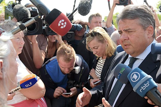 Sigmar Gabriel im Gespräch mit Bürgern in Heidenau.