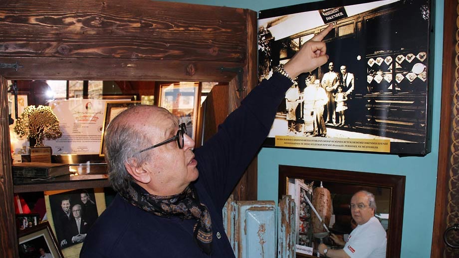 Yavuz Iskenderoglu zeigt Bilder seiner Vorfahren - auf seine Familiengeschichte und den weltweiten Erfolg des Döner Kebabs ist er mächtig stolz.