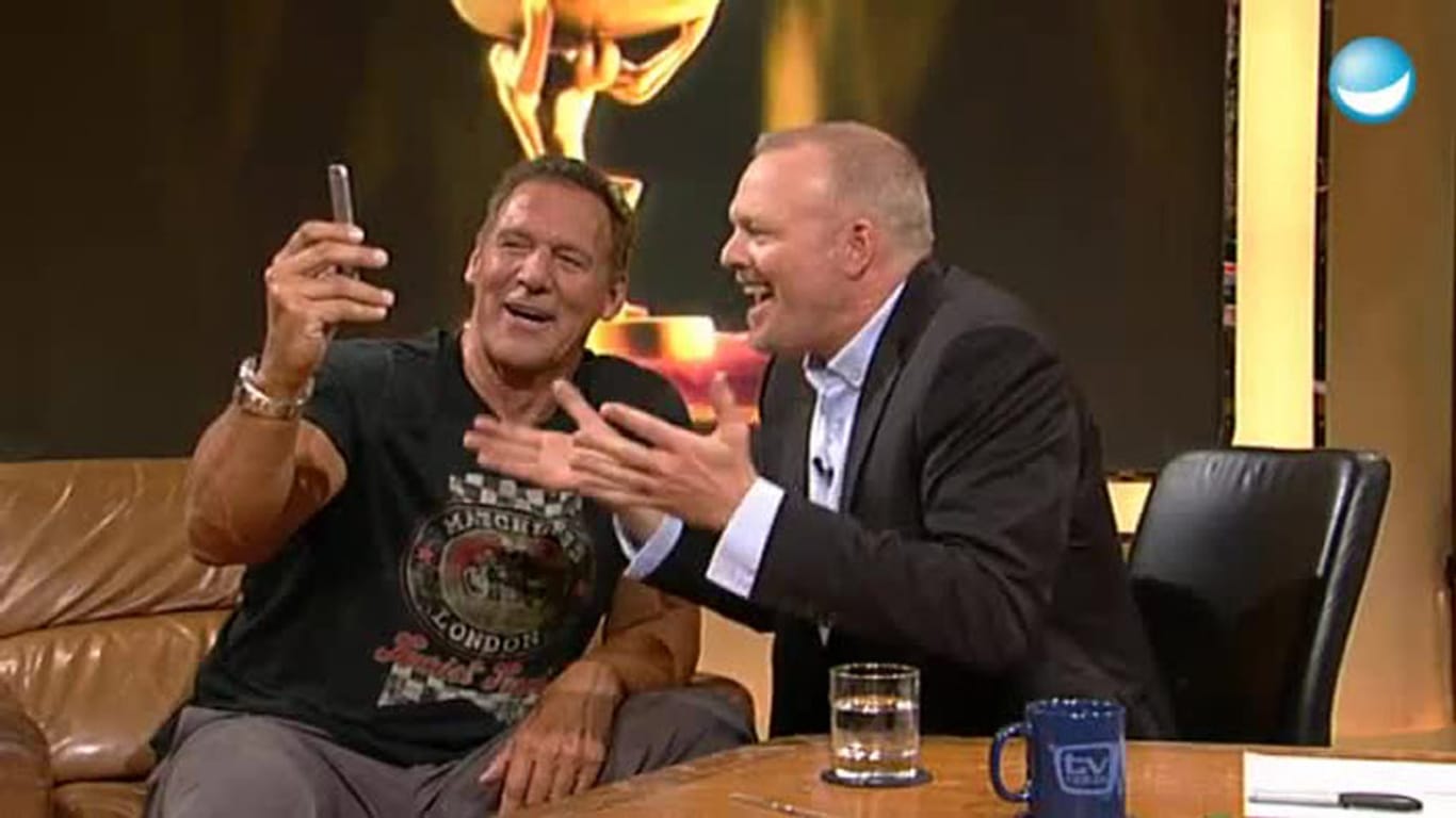 Ralf Möller(li.) hat Stefan Raab über sein Handy mit "Arnie" verbunden.
